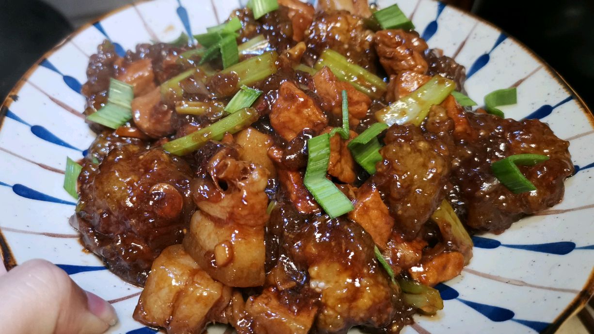 安庆特色菜—山粉圆子烧肉,山粉即红薯粉
