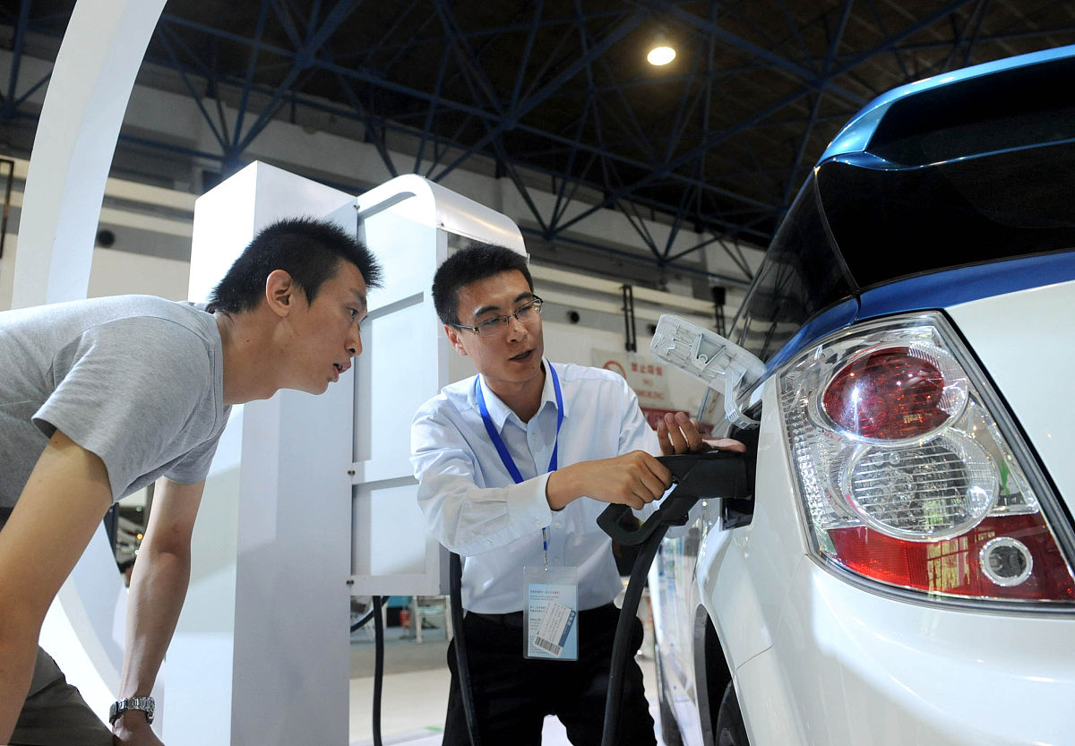 围绕技术服务和技术创新体系开展技术人才交流与培训。完善和创新现有的培训体系建成规范的汽车维修工职业资格培训和考核体系拓展汽车营销师、汽车钣金工、汽车涂漆工、汽车美容师、二手车鉴定和评估等职业资格培训和考核体系。建成系统的机动车维修从业人员从业资格培训和考核体系开展电控柴油机、自动变速器、汽车空调、电动汽车及新能源汽车、二手车鉴定与评估、汽车新技术等专项技术培训请根据以上内容修改为新能源汽车维修相关