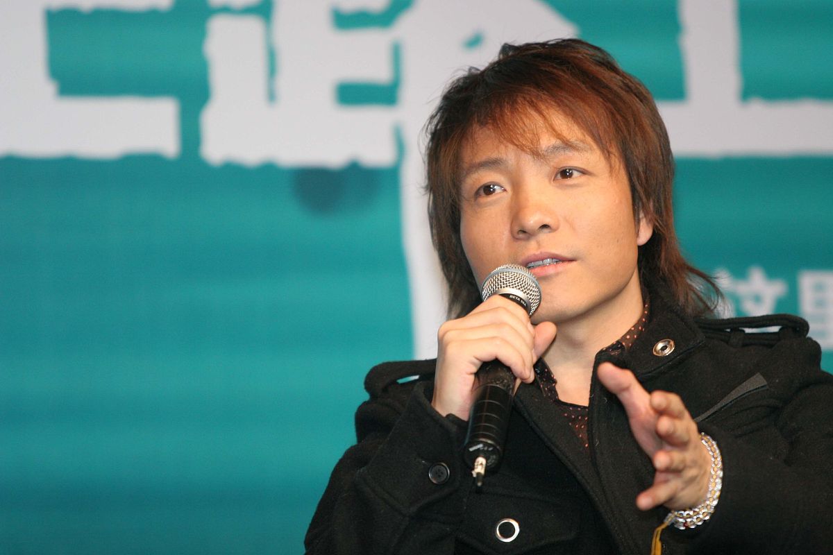 2006年2月26日,北京,歌手许巍的新专辑《在路上》发布会.+++_+++许巍,
