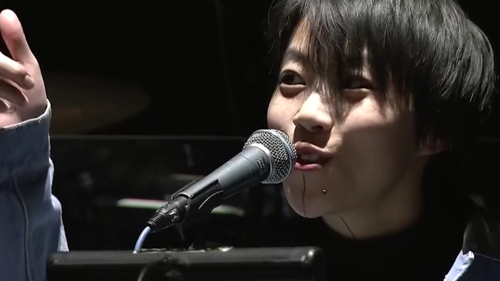 【窦靖童巧克力广告出炉,狗啃式刘海遭网友吐槽】近日窦靖童为某知名巧克力拍摄的广告宣传照出炉