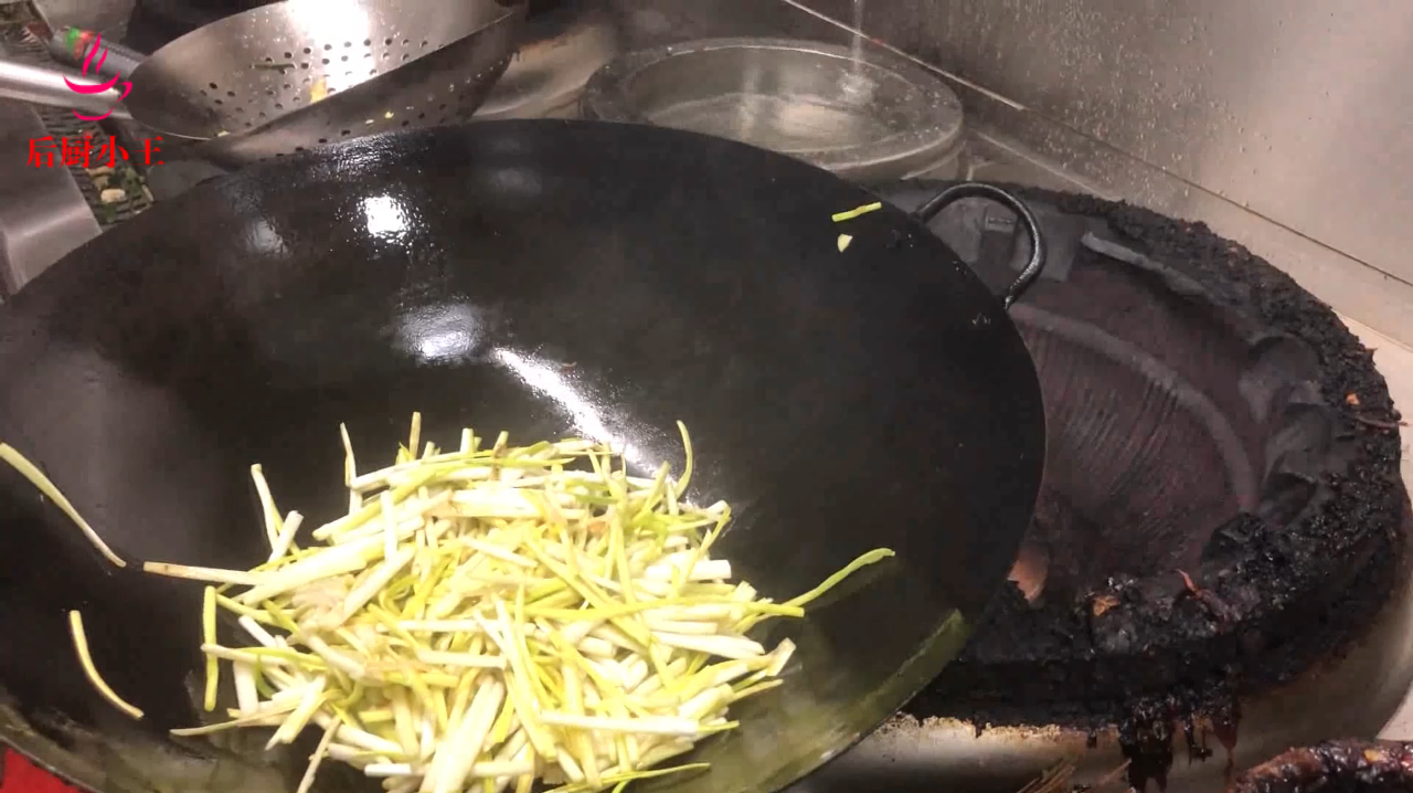 酒店大厨接到单子,1分钟炒出一盘韭黄鸡蛋,看着好美味呀