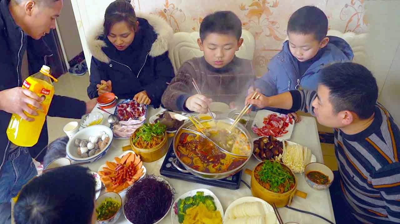 姐姐侄子过生日,小厨一家去庆贺,汽水羊肉配火锅,吃得真过瘾