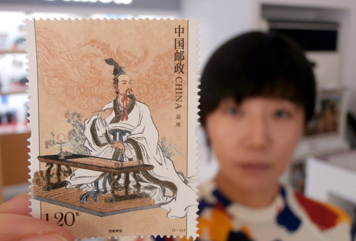 请帮我写一个短话剧。素材来源于中国历史主人公屈原。背景：屈原主张楚齐联合共抗秦国但由于自身性格耿直加之他人排挤逐渐被楚怀王疏远逐出郢都。后来楚怀王不听屈原劝阻执意入秦被扣留客死秦国。楚顷襄王即位后昏庸无道听信令尹子兰谗言再次驱逐屈原。 秦兵南下攻破楚都屈原在绝望和悲愤之下投汨罗江而死。剧本人数控制在10人以内剧本长度控制在千字以内请不要出现神话色彩。