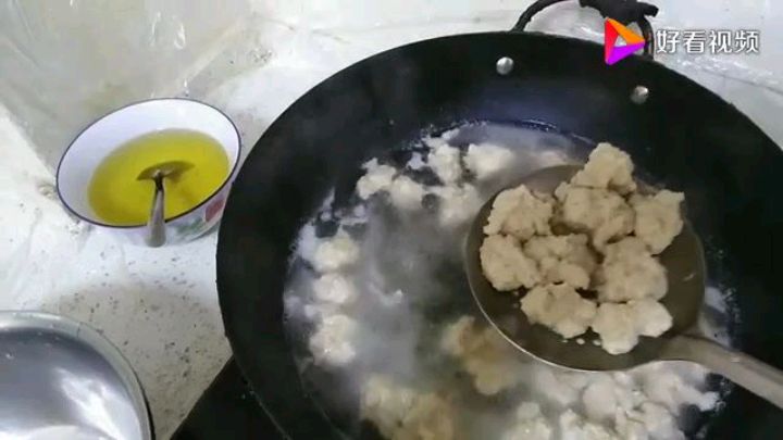 农村媳妇用鸡脯肉做纯手工丸子,好吃美味经济又实惠,划算
