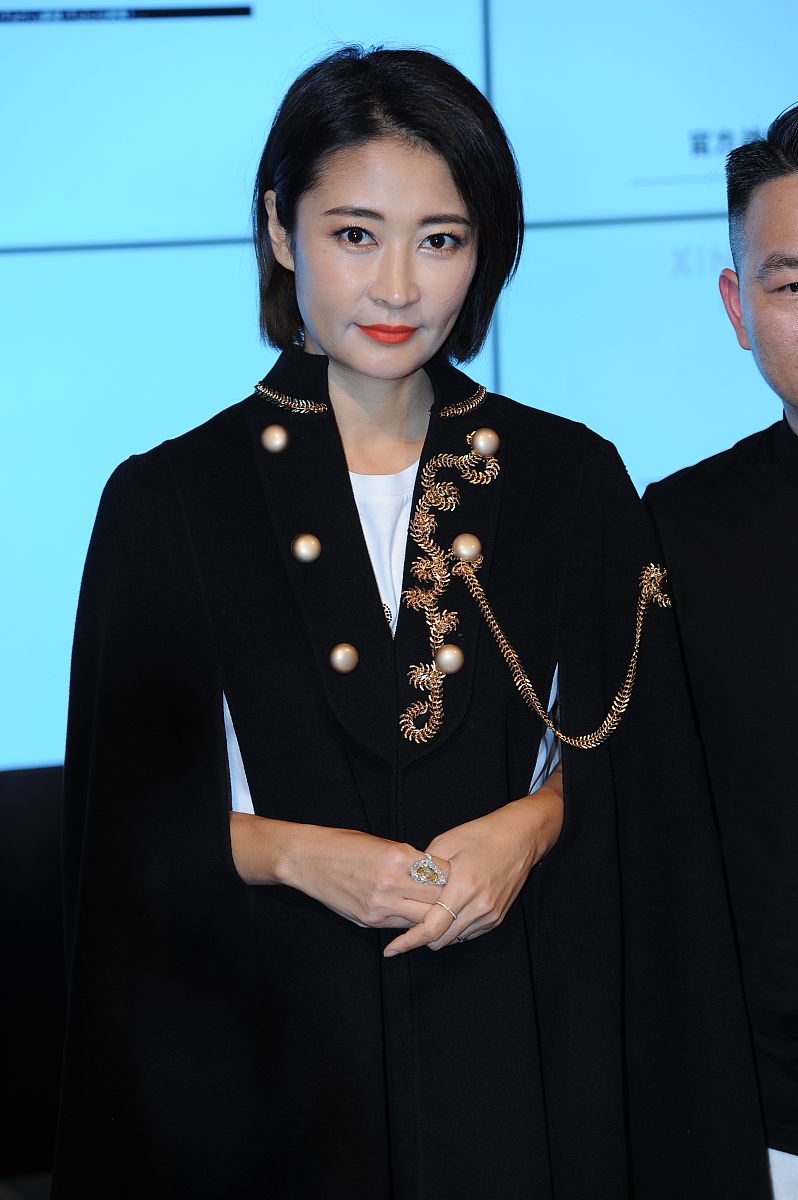 2019年4月2日,上海,2019上海秋冬时装周,<strong>明星</strong>亮相 f/ffffff 品牌秀场.