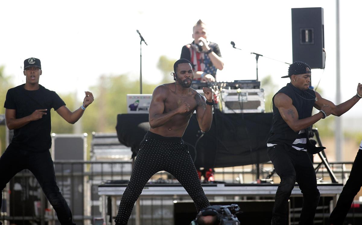 WWE 1542: AJ Styles 肌肉山压倒 Chad Gable，幽默解说员爆笑点评！