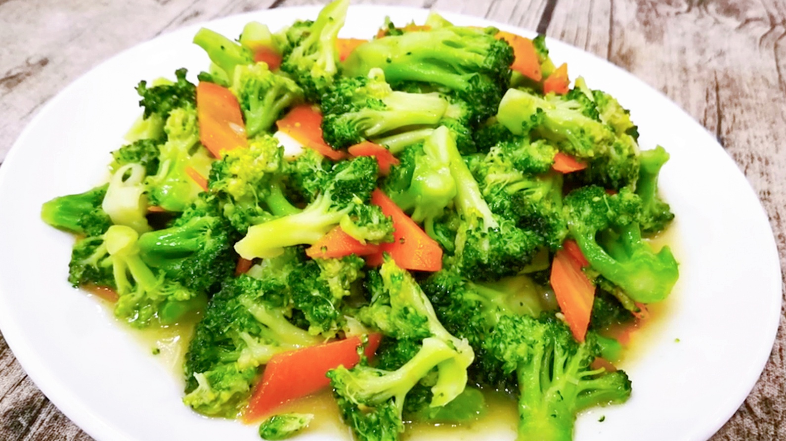 分享清炒西兰花的家常做法,焯水很关键,炒出来又绿又脆又爽口