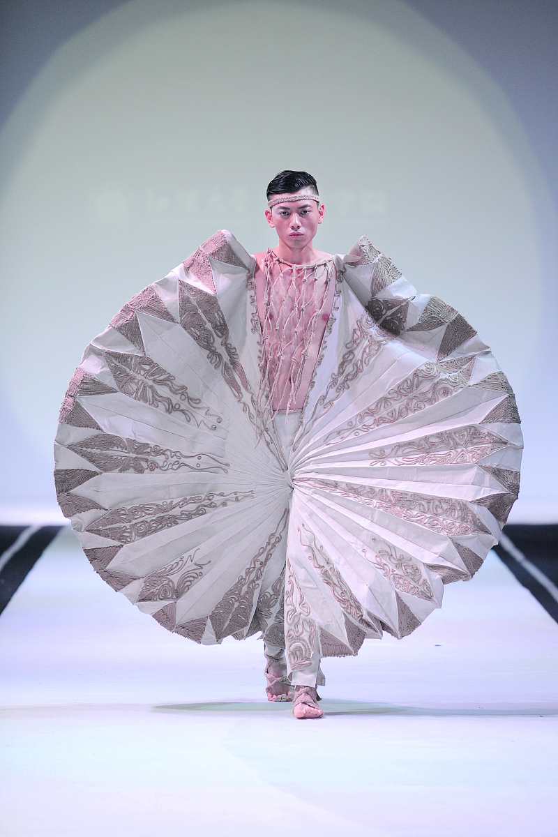 随着社会对环保和可持续发展问题的日益关注越来越多的时尚公司开始关注可持续发展问题并试图在设计产品时更加注重环境和社会责任方面的考虑。在可持续服装设计和相关技术方面进行了大量的探索和实践从发展轨迹的角度来看可持续时装设计经历了四个发展阶段：绿色设计、生态设计、产品服务设计和可持续设计阶段。提出了减少使用、再利用和回收的绿色设计3R原则。20世纪70年代在巴巴拉成立的国际环境与发展研究所IIED首次提