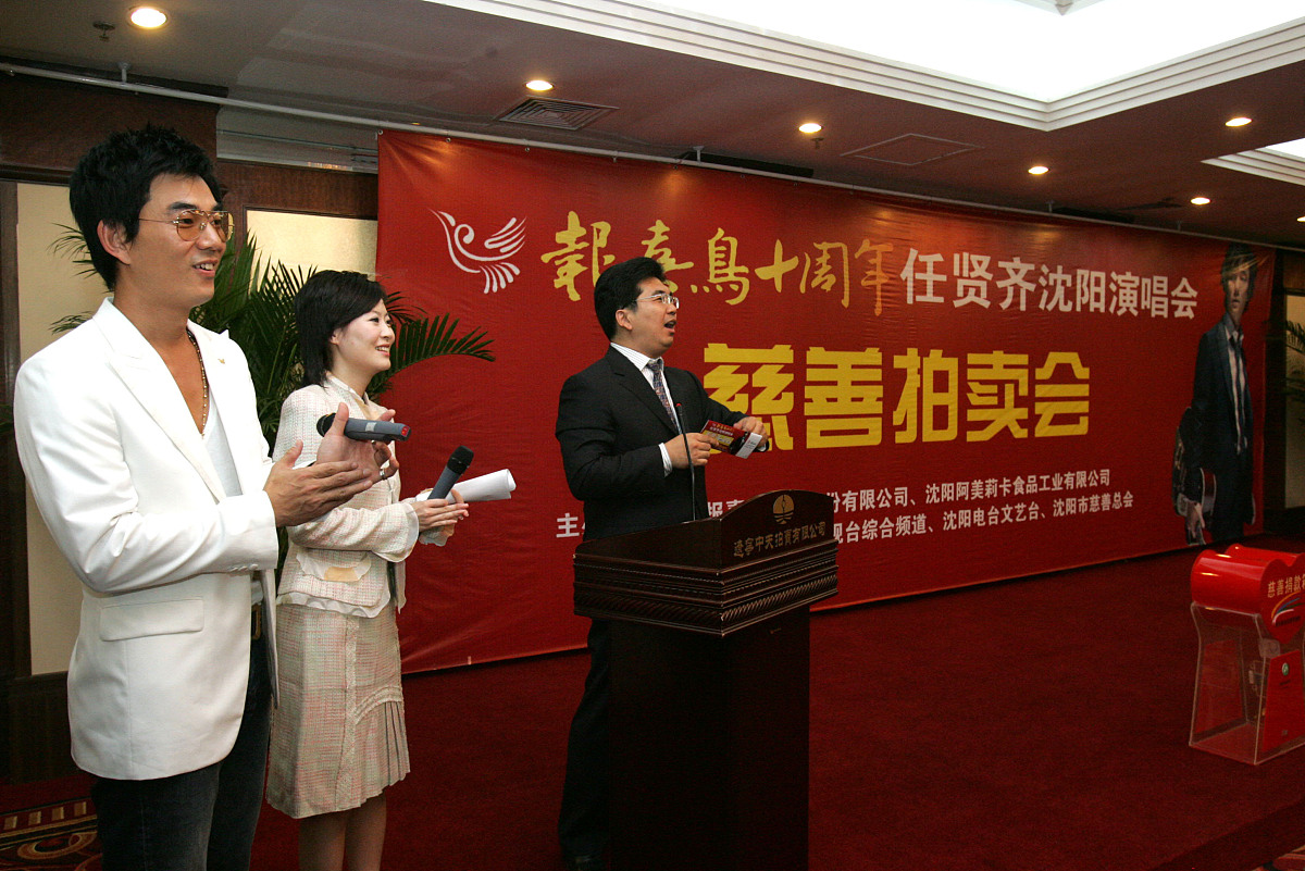 围绕荟聚书香的客堂聚集书香之气集新书发布会、作者见面会、文学讲座、研讨会以及读书俱乐部活动等功能为一体。这句话深入提炼总结介绍下
