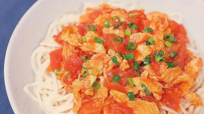 番茄鸡蛋干拌面,面条上面淋点这个,色泽好看有食欲