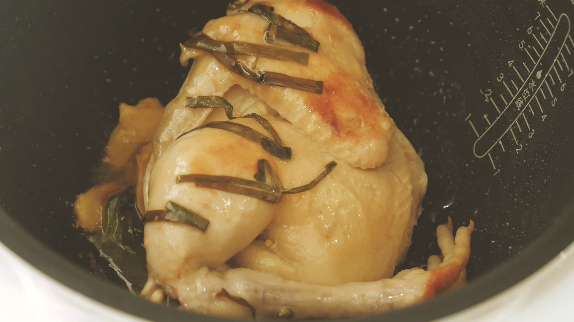 电饭煲盐焗鸡的做法,不加一滴水,皮滑肉嫩,一个人一只都不够吃