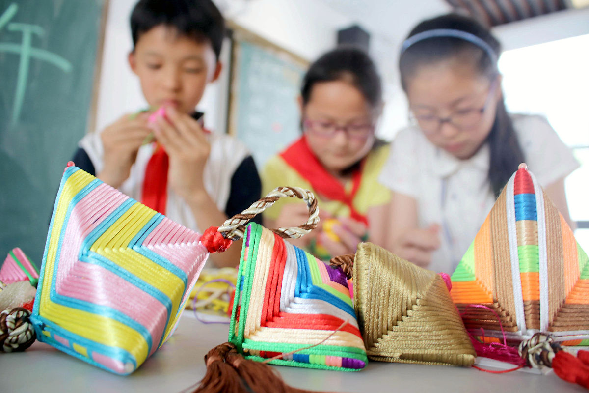 请扩写以下内容字数限制在800字以内：为庆祝2023年端午节哈哈公司内部举办了一场活动活动的主要内容包括包香囊、编织五彩绳等。