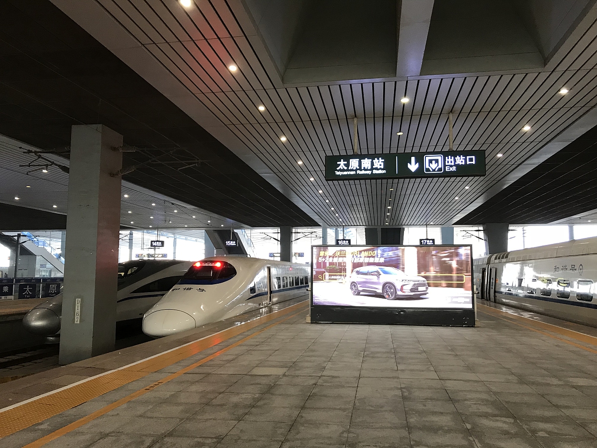 描述CRH2型动车组空调系统的制热运行控制。