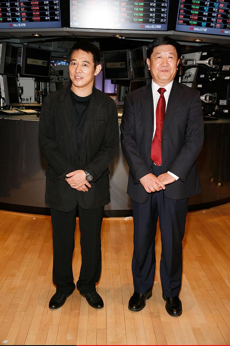 李连杰《少林小子》武打特点及对戏李连杰《少林小子》武打特点及对戏《少林小子》是一部以武术为主要元素的电影其武打特点主要有以下几个方面：1 清晰明了的招式：在电影中李连杰和其他演员的武打动作非常清晰明了观众可以很清楚地看到每一个招式的变化和运用。2 真实感强的打斗场面：电影中的武打场面非常真实演员们使用的拳脚功夫和配合都十分到位在打斗中呈现出了强烈的真实感。3 轻功和暴力元素：电影中的轻功场面给人留
