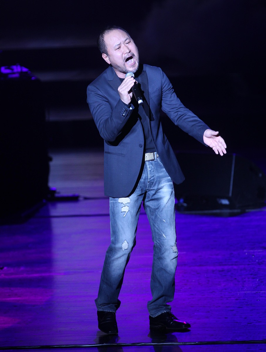 2011年3月13日,青岛,歌星在青岛大剧院演出.***_***张镐哲+++_+++青岛