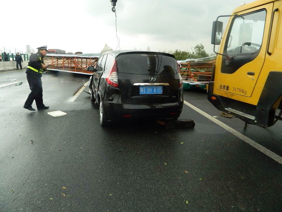 5月10早晨沪蓉高速和南京绕城高速堵车是怎么回事 发生了交通事故 车流量大造成了拥堵帮我用200字详细描述