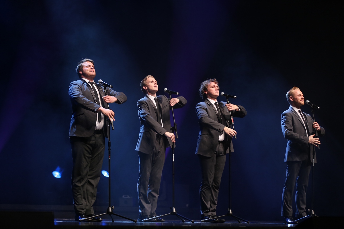 男中音我等的人究竟在哪帮我用210字详细描述