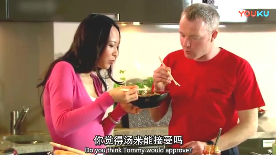 英国人尝试川菜辣肉炒时蔬,吃得喜笑颜开:非常棒的味道