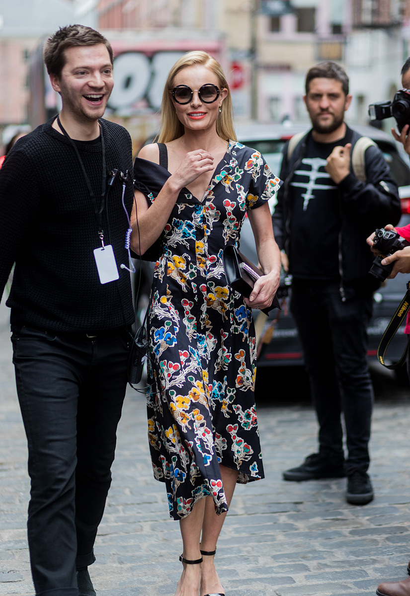 帮我撰写一篇关于童装率性感穿搭的文案以描述服饰具体细节为主题服装类型：浅色系宽松T恤圆形印花缀满、黑色宽松纯棉卫衣时尚率性、白色T恤连衣裙轻薄的纱拼接袖子两侧