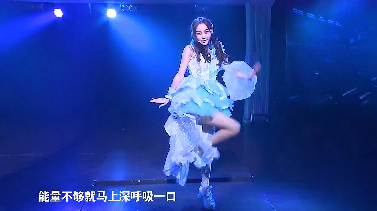 [图]SNH48女子天团严佼君,张怡演绎经典《她和她》