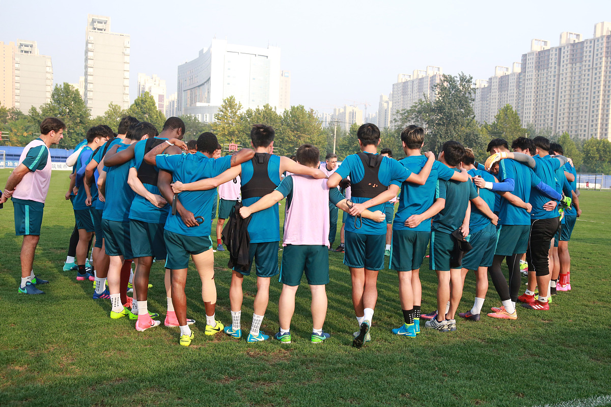 某小学教师湖边团建：增强团队合作，共同成长