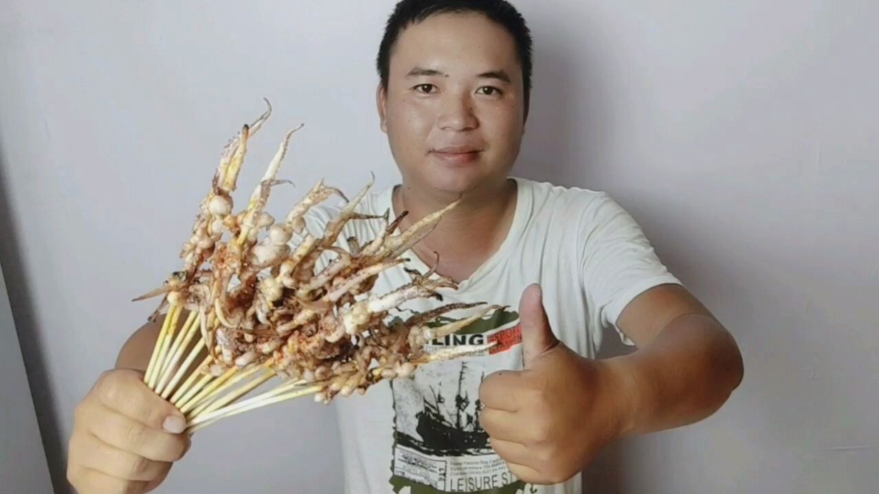 30块钱买了22串鱿鱼须,还要挑战吃完,他能成功吗?