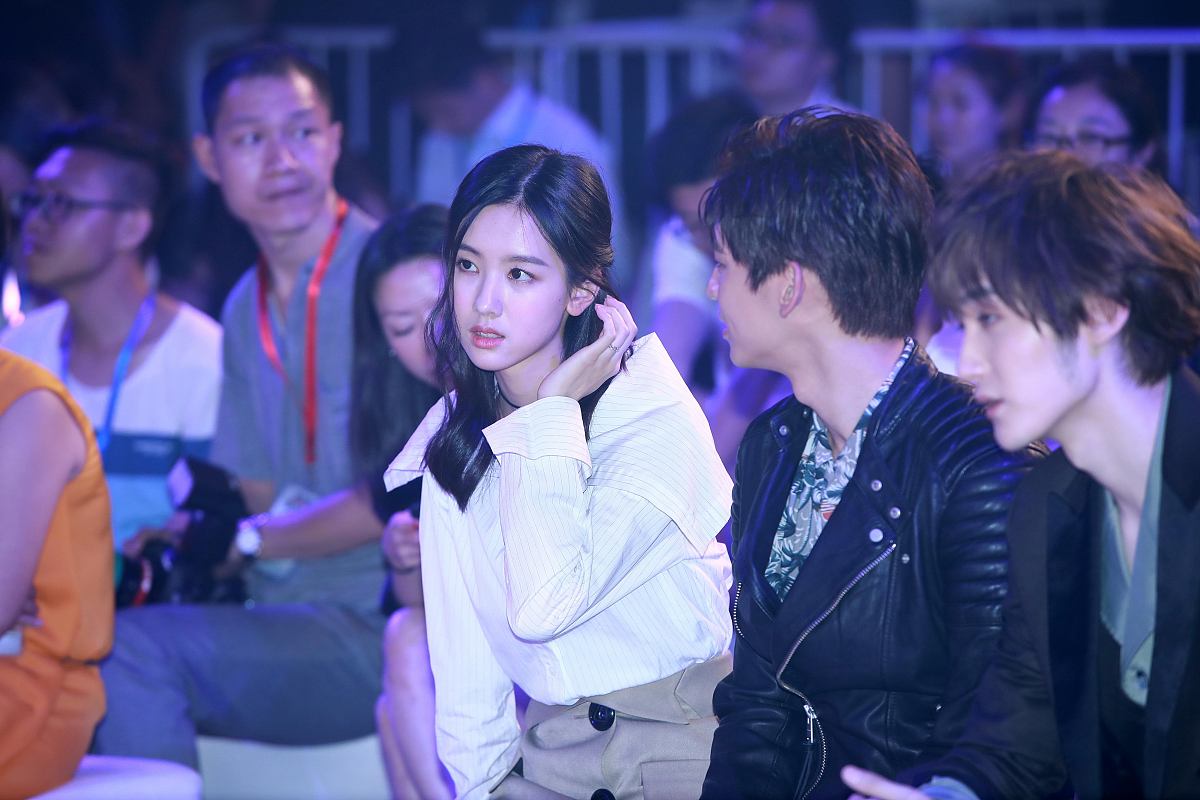 1.小平忘记了今天是星期几，于是他去问Q、P、Q三人。◎回答：“我也忘记今天是星期几了，但你可以去问P、Q两人。”P回答：“昨天是我说说的日子。”Q的回答和p一样。已知：①0从来不说谎；②P在星期一、星期二、星期三这三天说谎，其余时间都讲真话；③Q在星期四、星期五、星期六这三天说谎，其余时间都讲真话。根据以上条件，今天是星期几？
A.星期一
◎B.星期二
◎c.星期四
◎ D.星期天