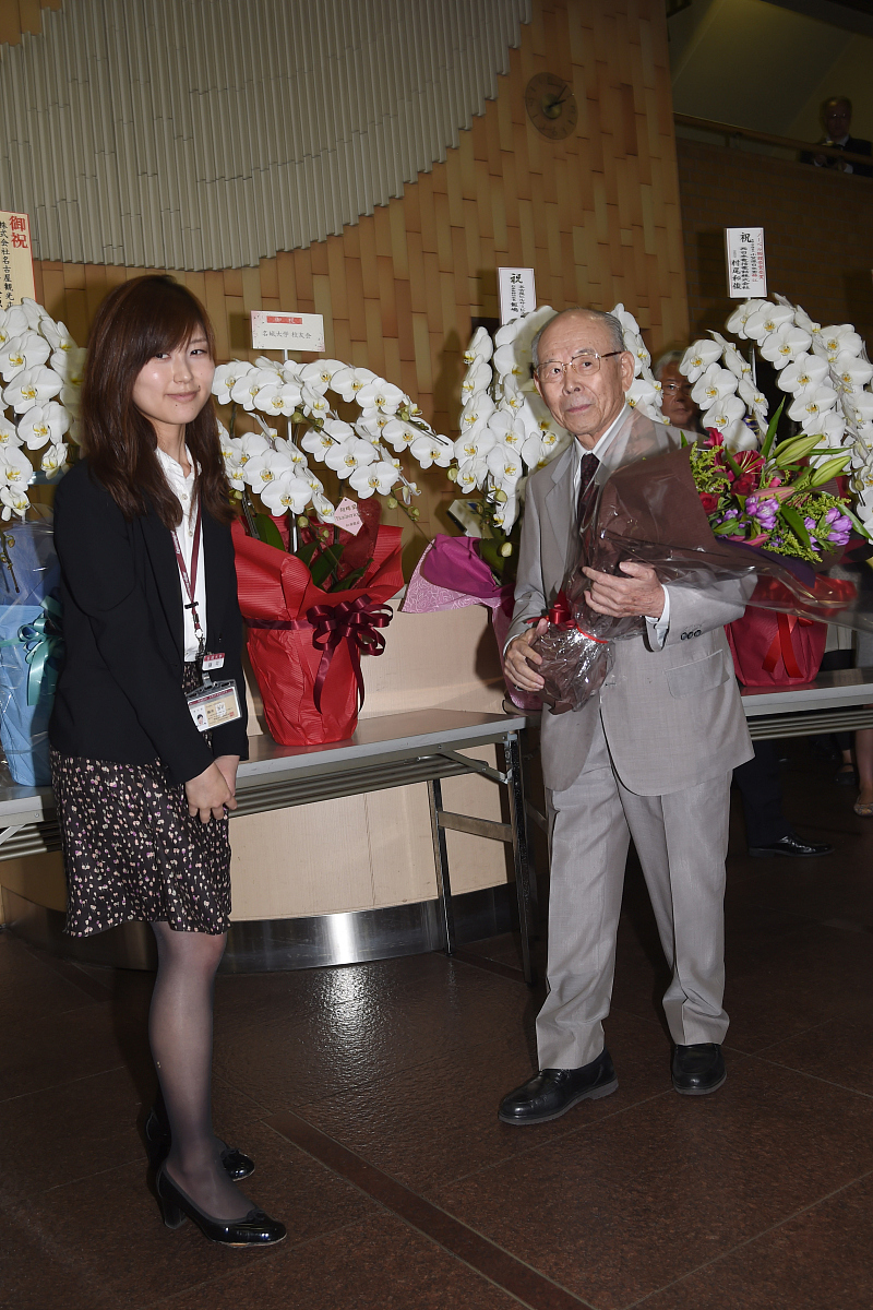 当地时间2014年10月8日,日本名古屋,2014年度诺贝尔物理学奖得主赤崎