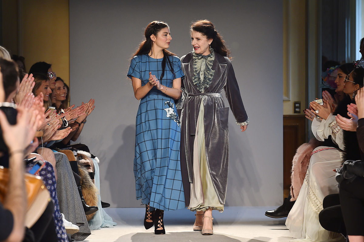 OCHIRLYochirly赫基国际集团旗下一个近乎传奇般迅速扩张的是尚品牌似乎在不经意间牢牢抓住了人们的视线成为时尚圈热门的关键词。始创于1999年的ochirly品牌名称源自中文欧时力寓意来自欧洲的时尚魅力——希望将欧洲时尚带入中国市场为消费者打造一个风格突出、与众不同的时尚品牌用合理的价格为中国中产阶级时尚人士提供丰富、精致的时尚产品。ochirly的目标消费群定位在成熟、自信、独立、高贵、