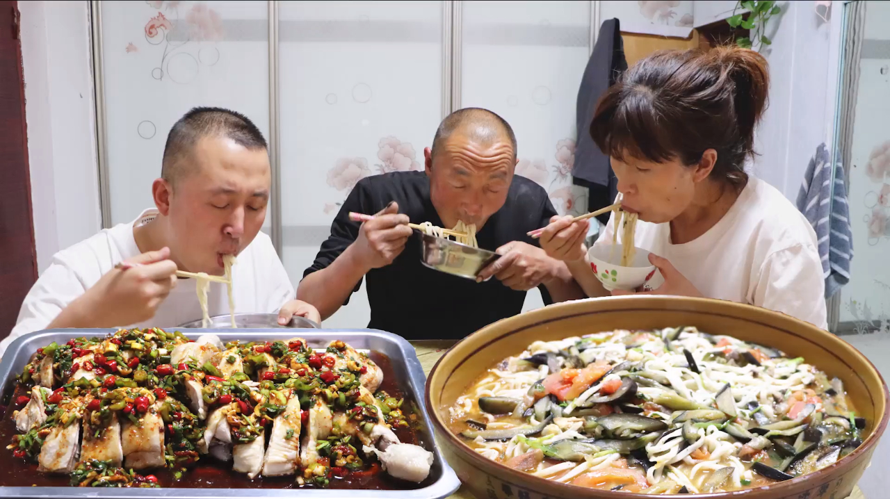做一道口水鸡,再烩一锅热汤面,鸡肉鲜嫩多汁,面条爽滑劲道,香