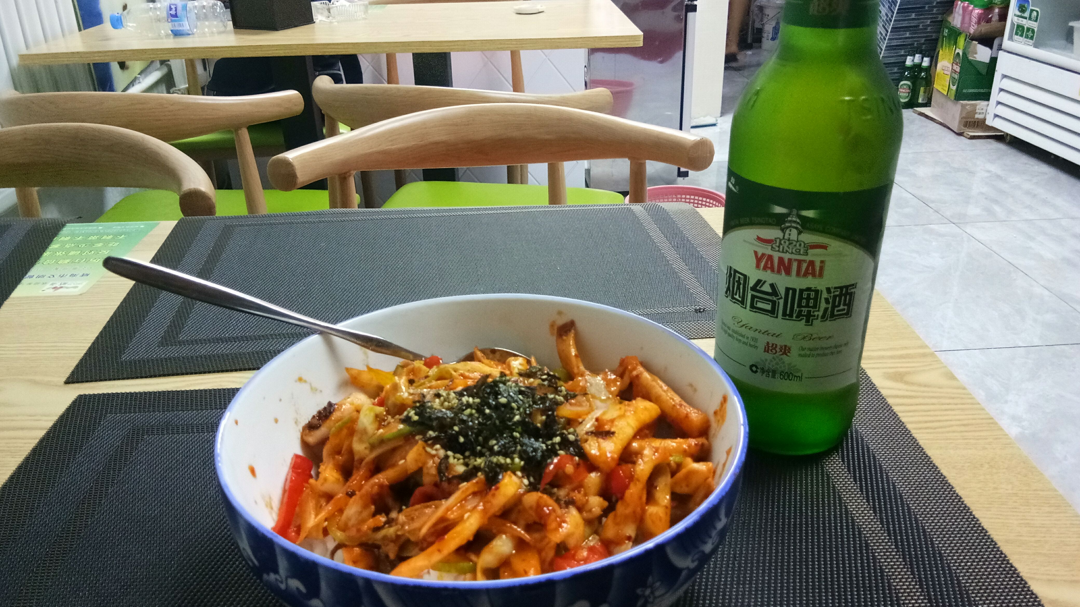 九点多在街上找地方用晚餐,吃了韩式辣鱿鱼拌饭,说不好啥滋味
