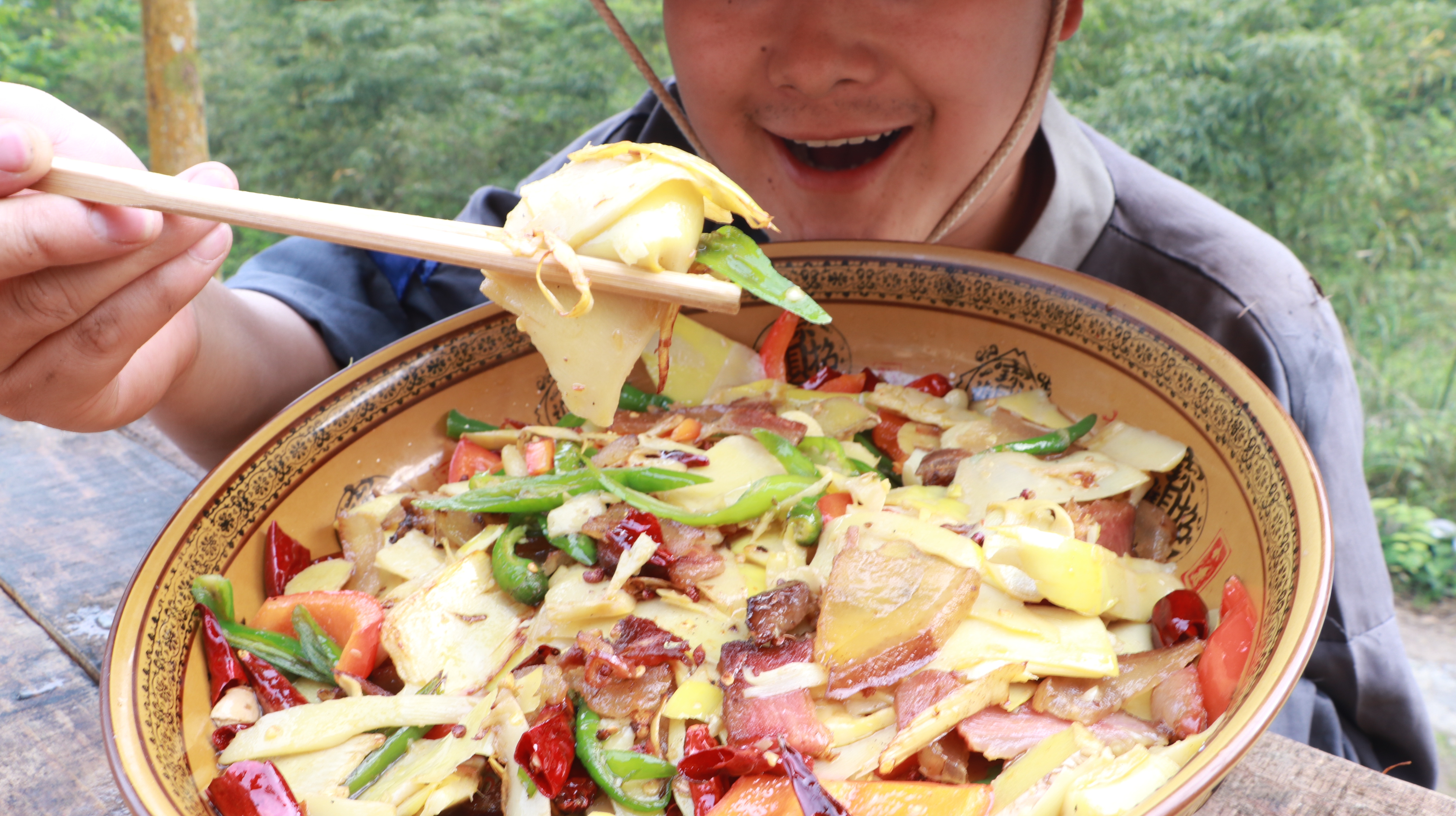 腊肉这样吃才霸气,2斤腊肉5根大竹笋一起炒,别提有多美味了