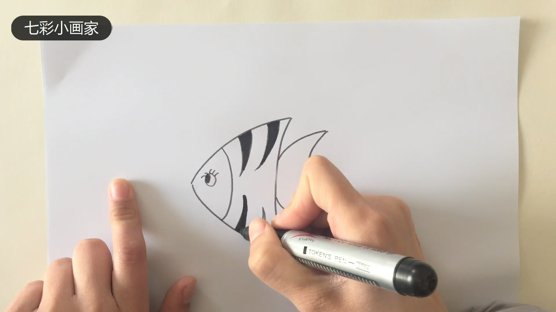 七彩小画家:1分钟教孩子画出一条可爱的鱼儿,画画原来如此简单