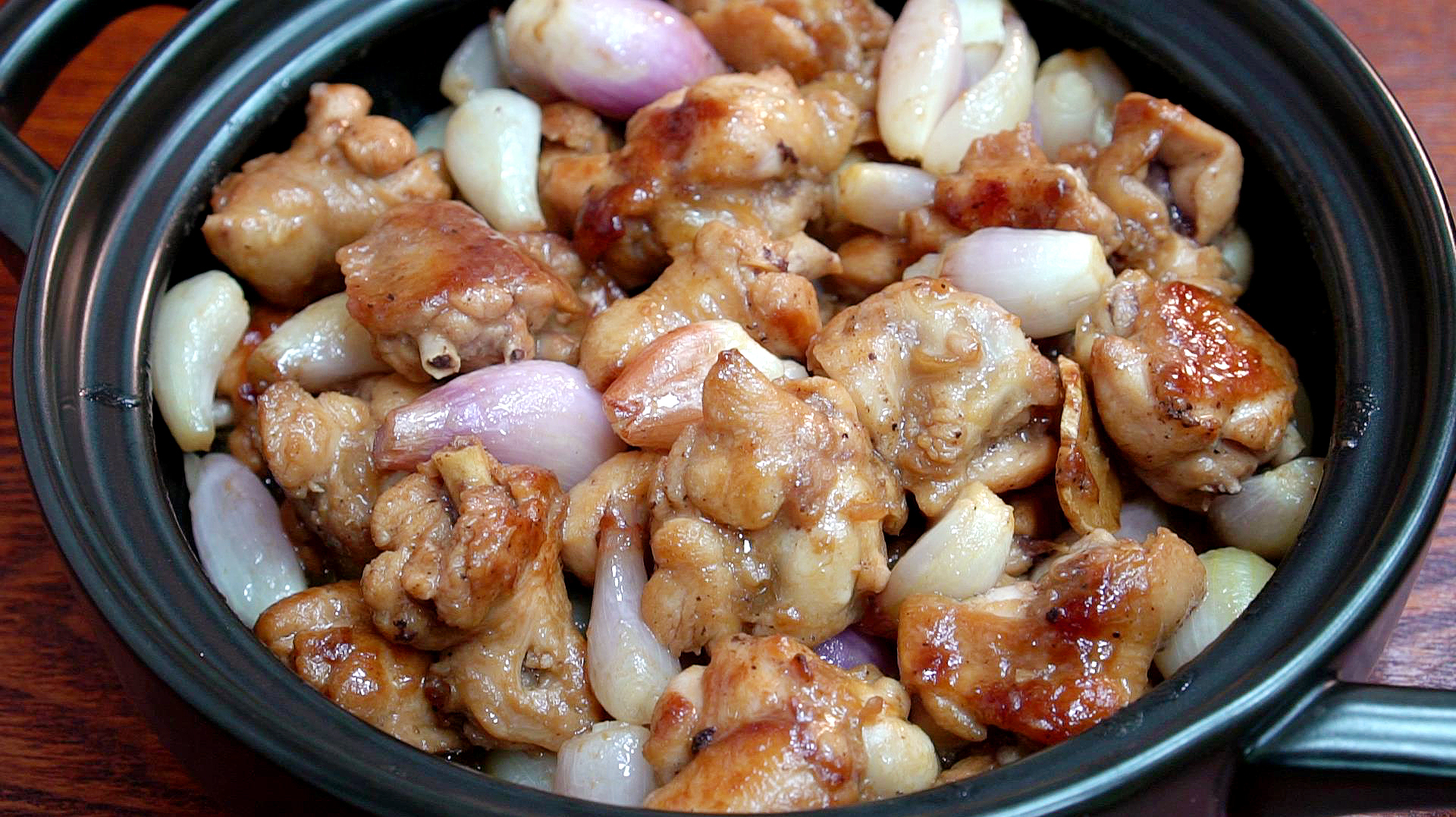 粤菜红葱头干焗翅根的做法,看着都香,配点小酒太解馋了