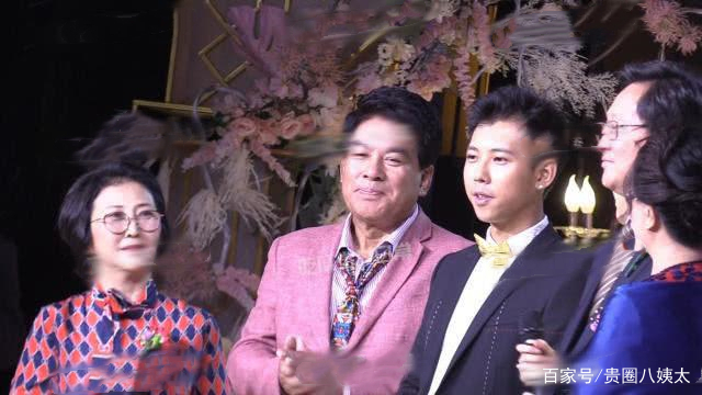 65岁朱时茂儿子办婚宴，陈佩斯刘晓庆艺术家齐聚，冯小刚抢镜