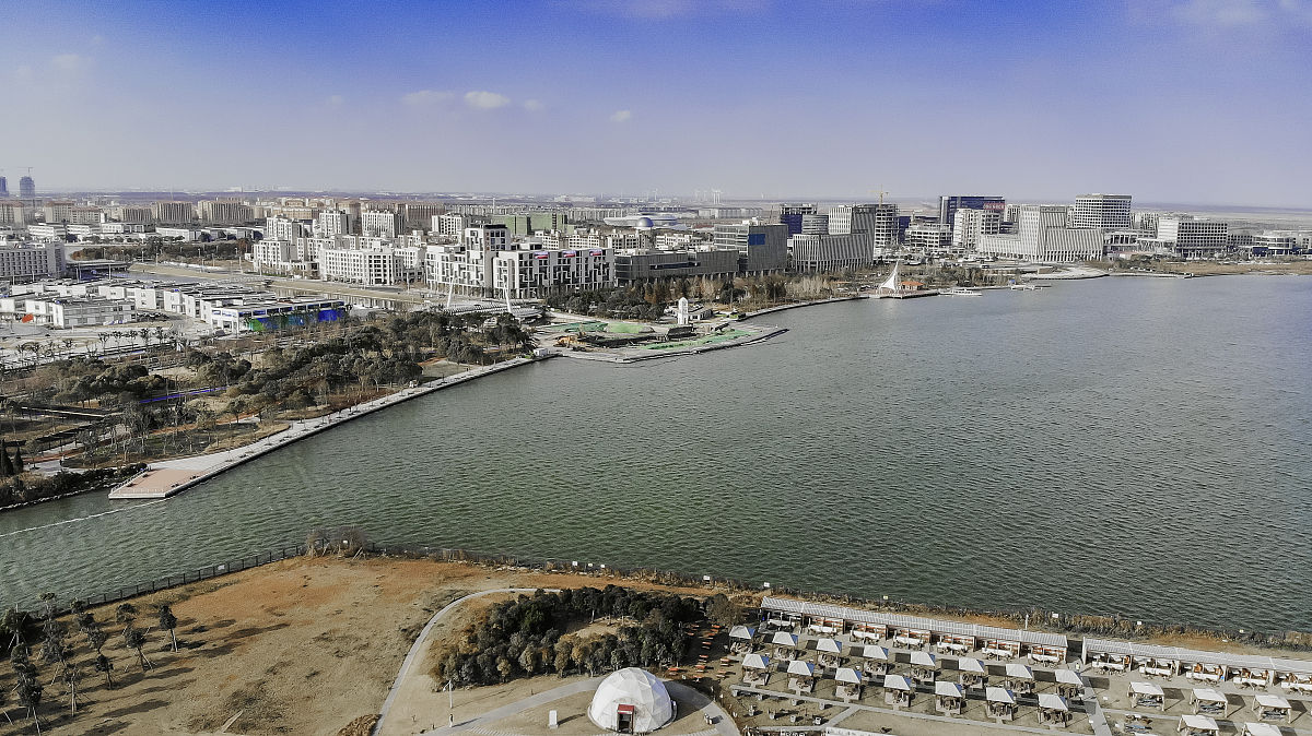 2019年12月12日,上海,从滴水湖上空航拍临港新城,越来越多的现代化建