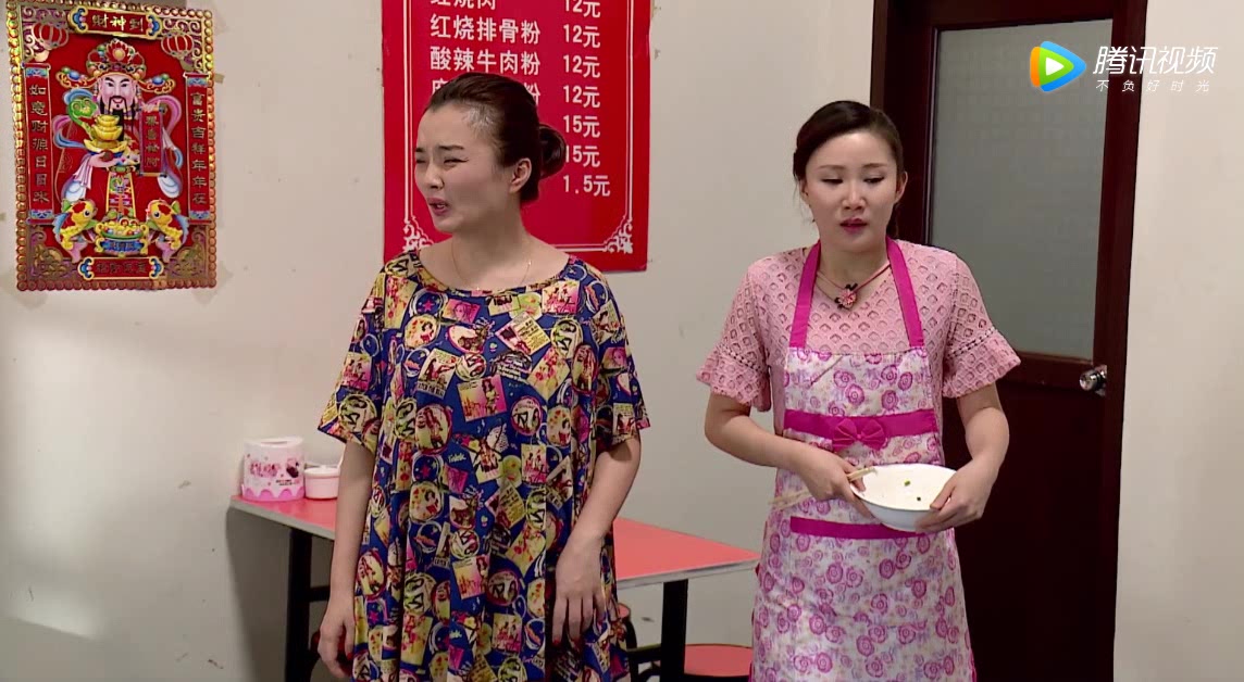 强迫症老板杠上固执的客人,摆整齐有那么重要吗?幸好有她解围!