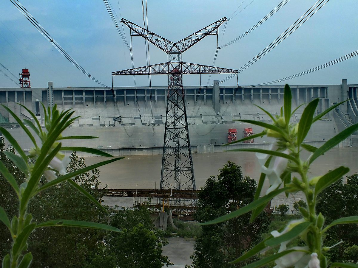 用新闻体裁重新编辑以下文章在超高压电网建设过程中不得不说世界上覆盖面积最广、受惠人口最多、建设规模最大的三峡输变电工程。超高压跨越千里的三峡输变电工程的建成标志着一个巨大的三峡电网在我国中部崛起奠定了我国以三峡电力系统为中心的全国联网格局。