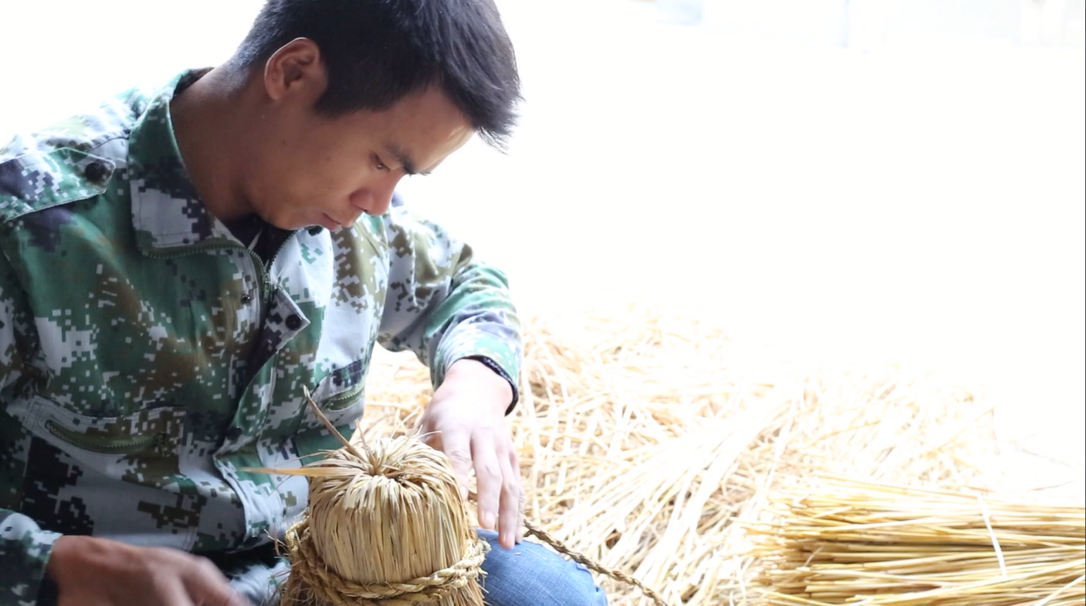 黑皮既然用稻草做扫把,很多人没见过,农村现在也越来越少