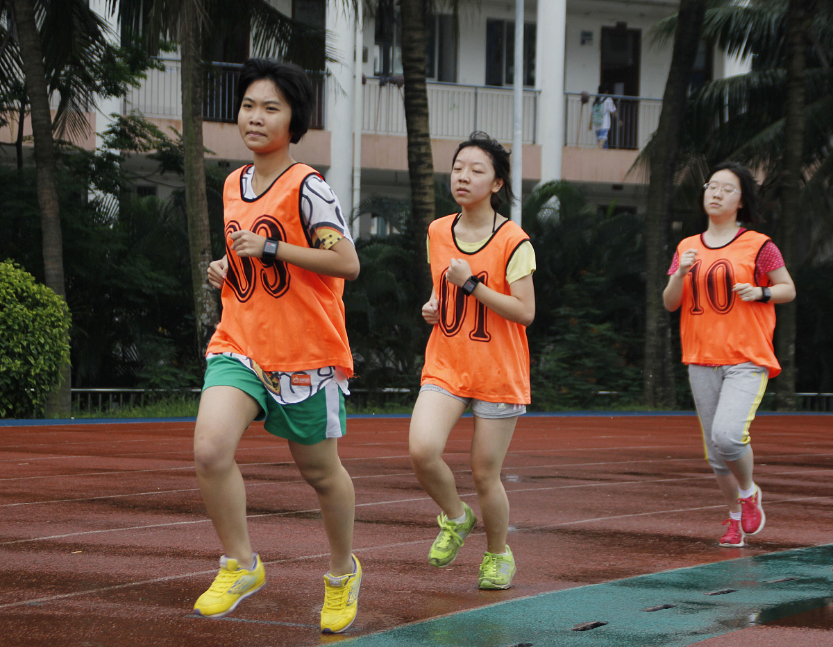 2013年4月17日,海南海口,学生在进行体育中考女生800米跑考试.当天,海