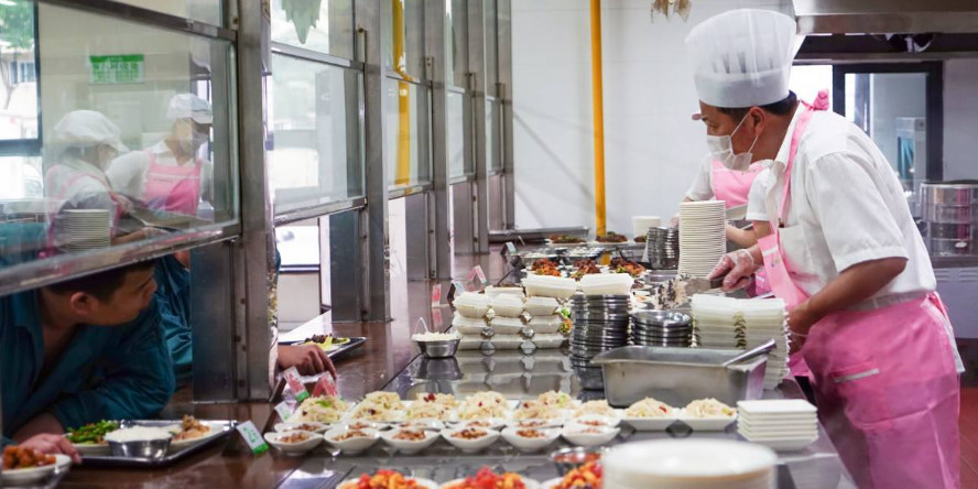 不准叫叔叔和阿姨!00后食堂打菜小妹成网红 再叫勺子抖到底