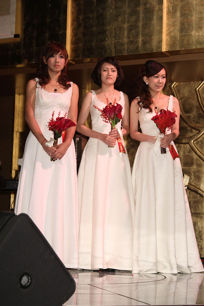 帮忙写一篇 婚礼主持人开场白台词 主题为 相亲