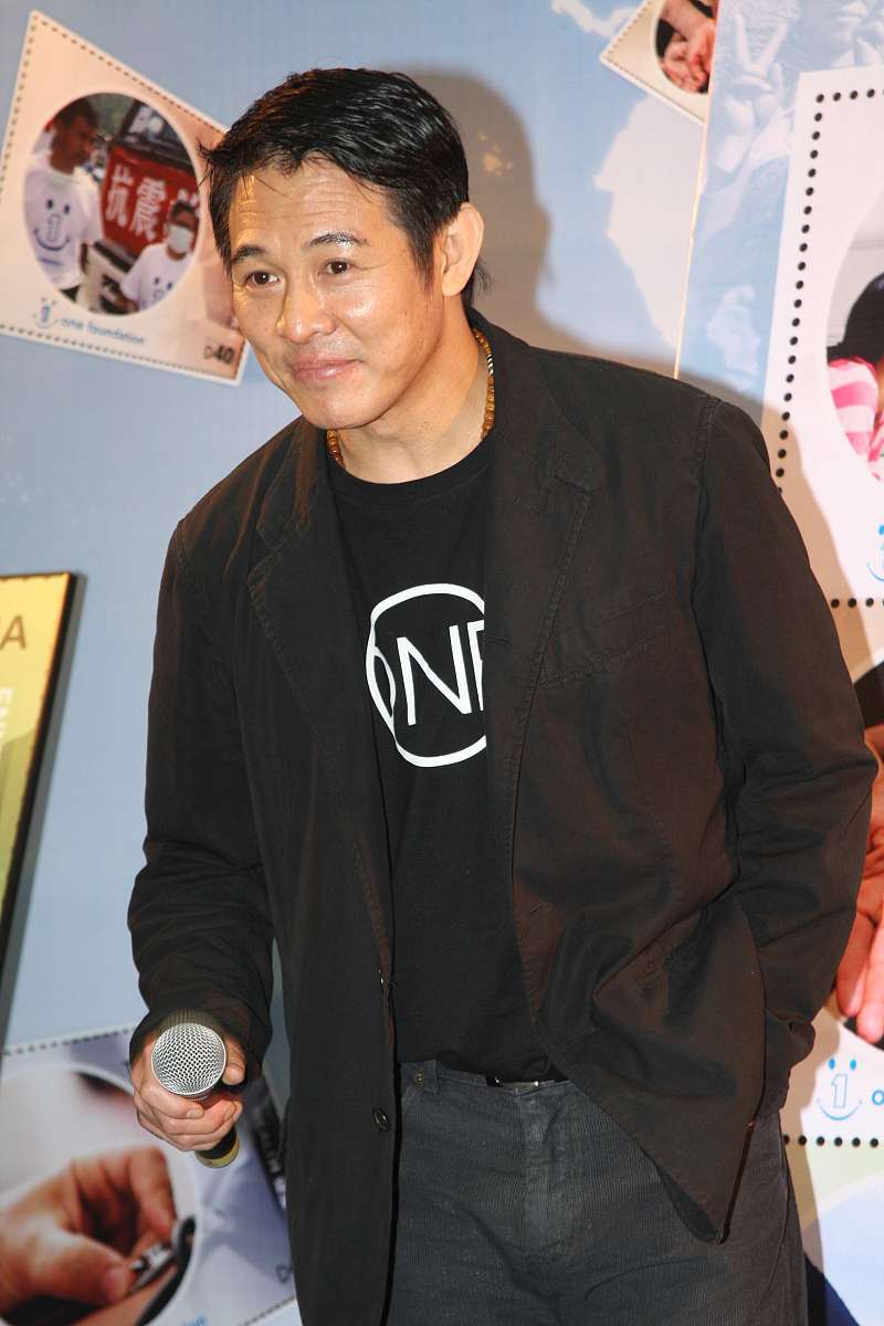2009年3月31日,上海,李连杰为壹基金纪念邮票揭幕.