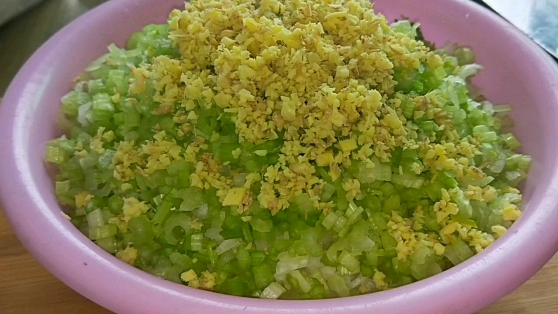 降温了萝卜饺子吃起来,味道超赞拿肉都不换,煎着吃更香