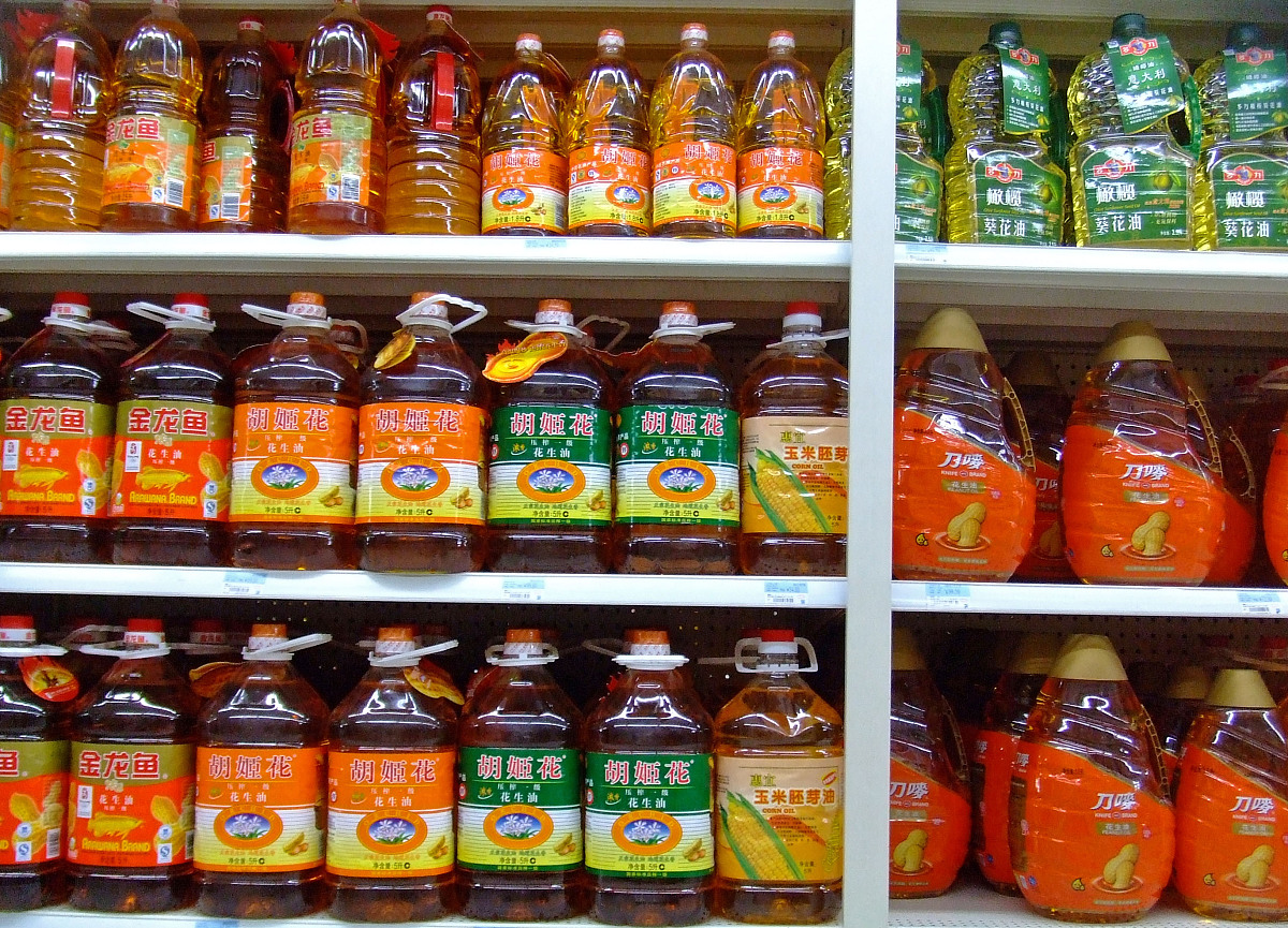 2007年8月10日,汕头,超市货架上的各种牌子的食用油.+++_+++食用油,金