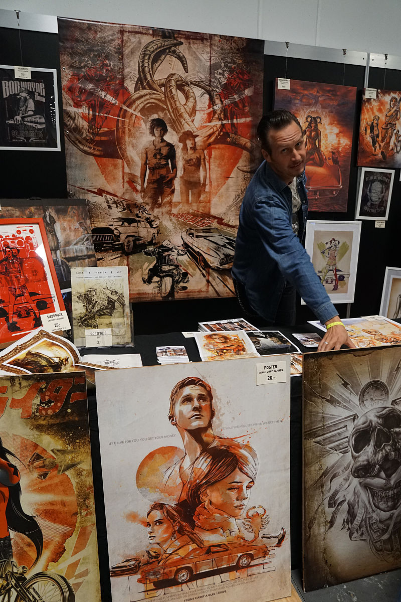 当地时间2016年10月15日,德国柏林,一名漫画家在2016柏林动漫展上展示