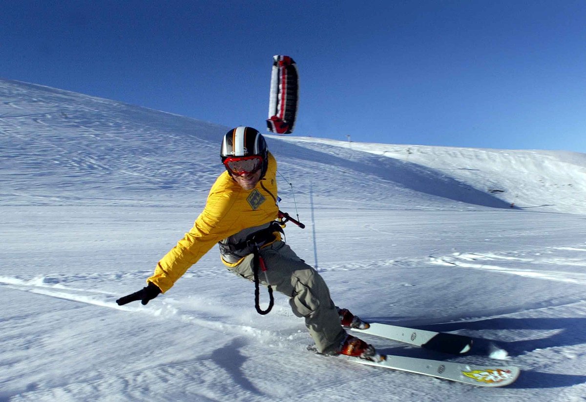 写一篇滑雪度假：在雪山上享受滑雪和冬季运动的乐趣