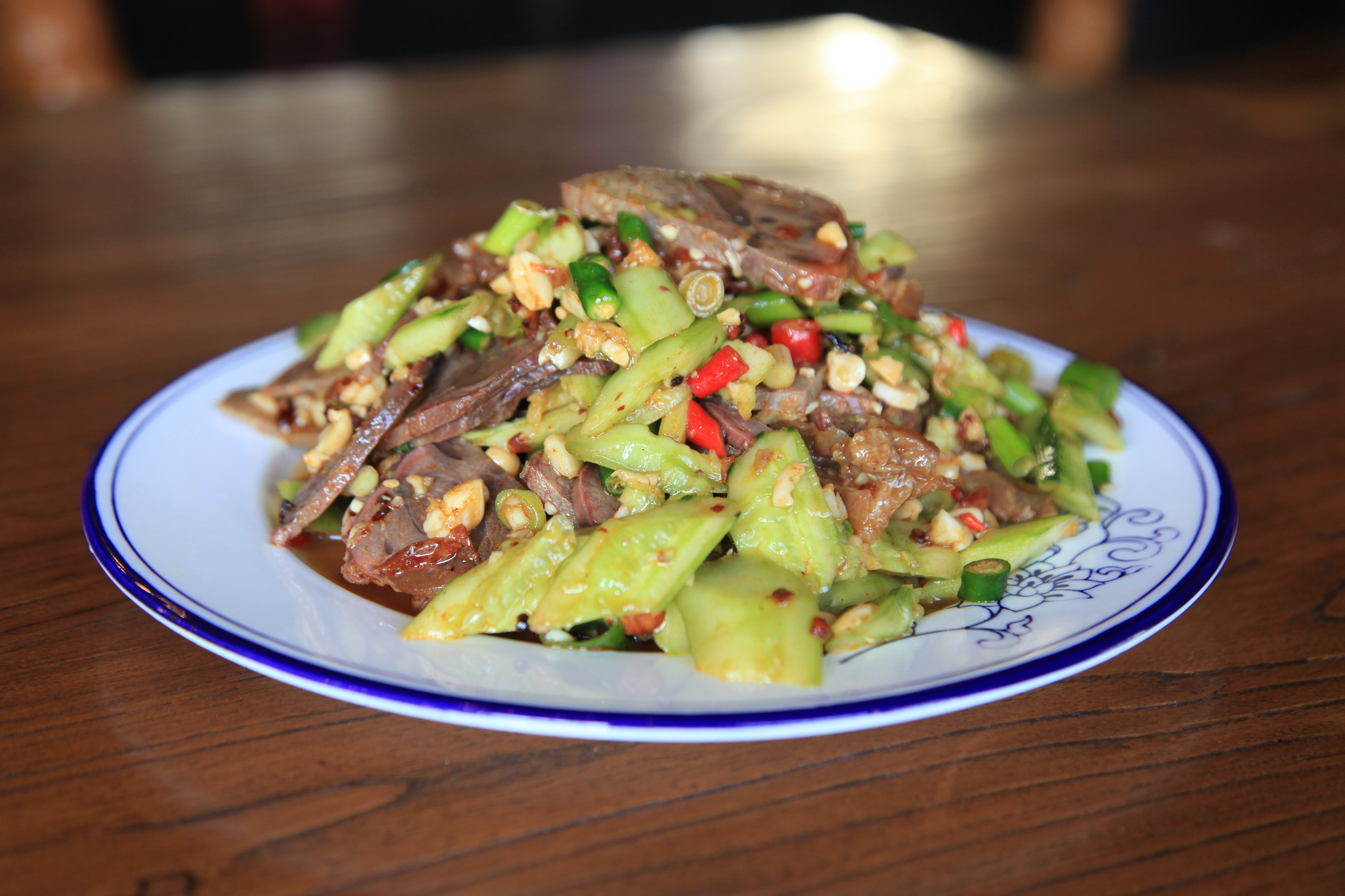 非常好吃的黄瓜拌牛肉,经典的凉拌菜,大厨的做法很讲究