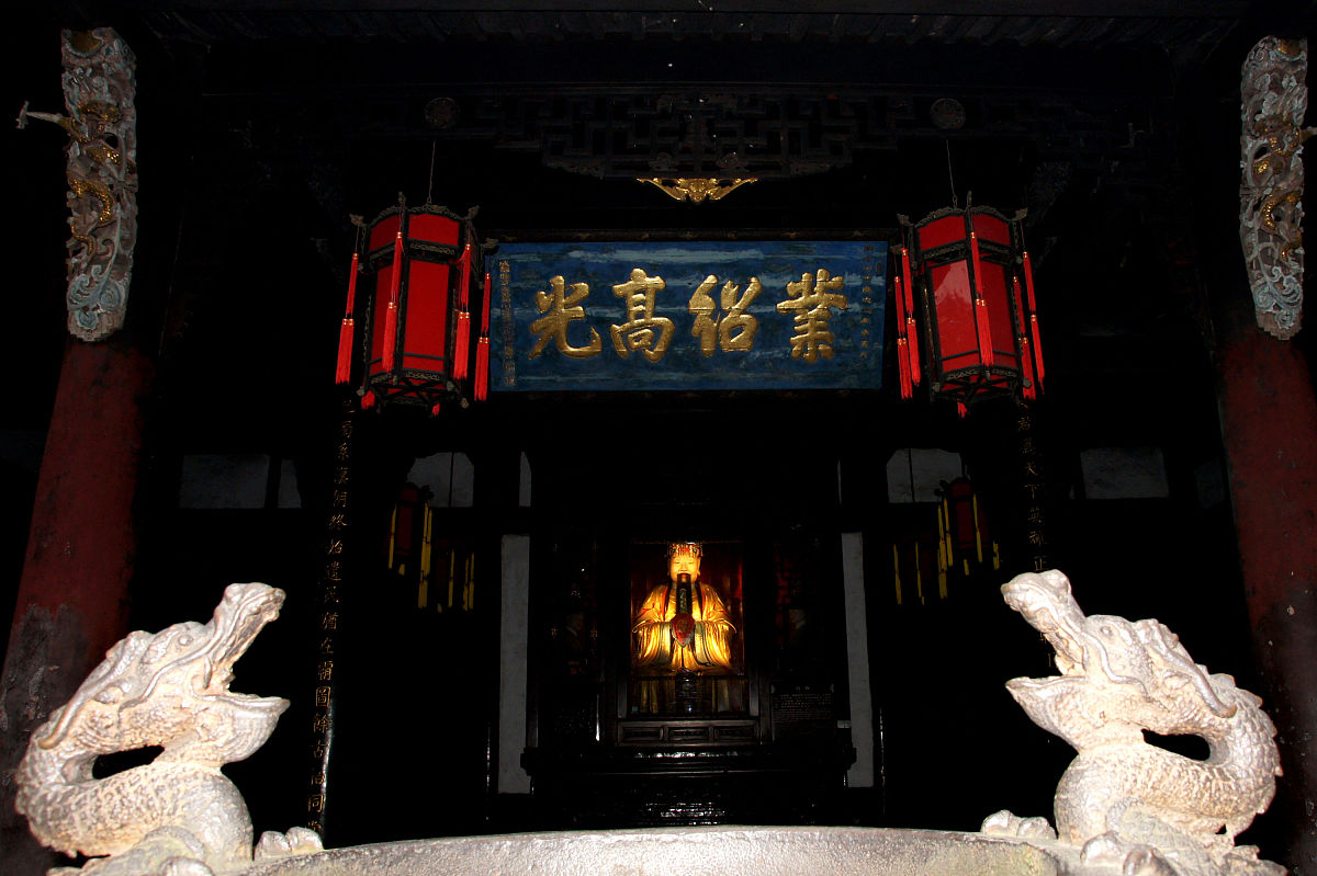 ***_***武侯祠在成都市内,它由刘备,诸葛亮蜀汉君臣合祀祠宇及惠陵组
