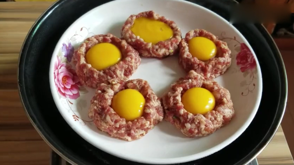 这才是真正的蛋挞,猪肉和鸡蛋才能做的出来
